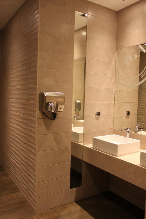 Hotel Figa Plewiska エクステリア 写真